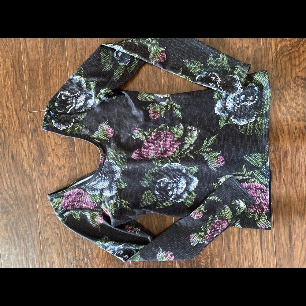 Rare LULULEMON size 8 Rose top!